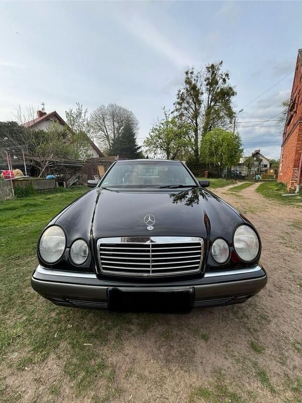 Schwarz Gebraucht 1998 Mercedes E200 Limousine | 3.650 € (Fairer Preis) - Bild 1/4