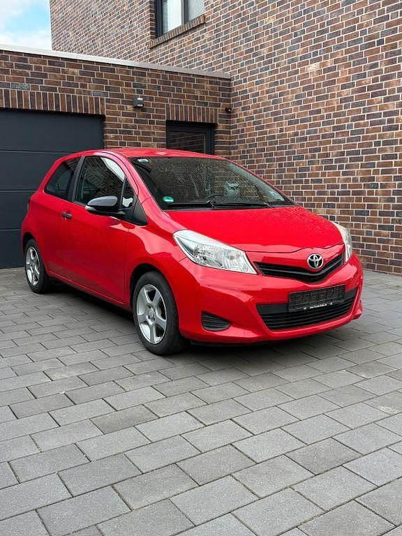 Gebraucht Toyota Yaris 69 PS (50 kW) 2012 Rot Kleinwagen