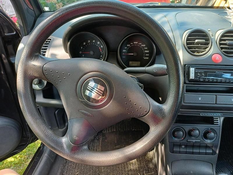 Używany Seat Arosa 60 KM (44 kW) 2004 Czarny Hatchback