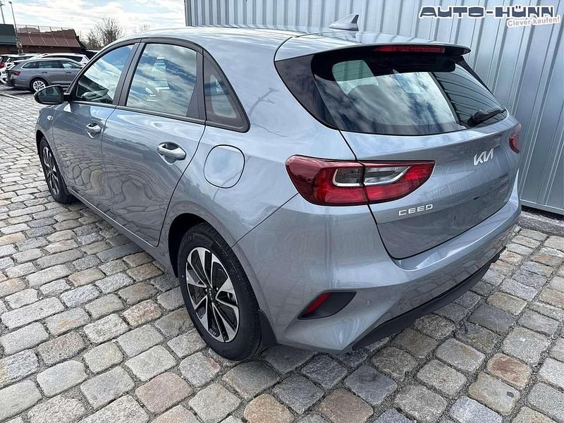 Neu Kia Ceed 101 PS (74 kW) 2025 Lunargrau metallic Kleinwagen