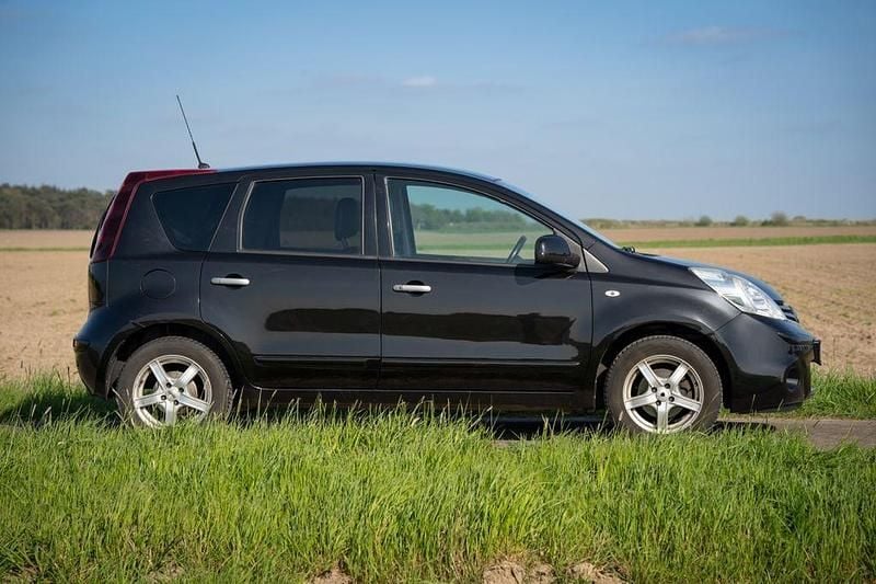 Second-hand Nissan Note 110 CP (80 kW) 2011 Negru Hatchback