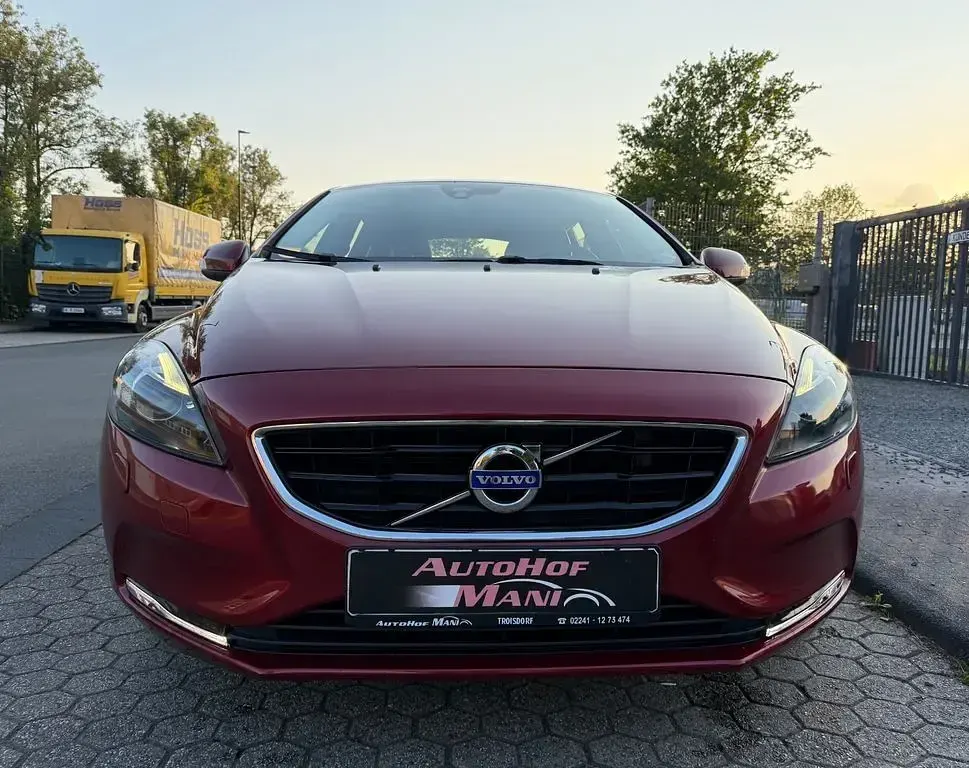 Gebraucht Volvo V40 You! 179 PS (131 kW) 2015 Rot Limousine