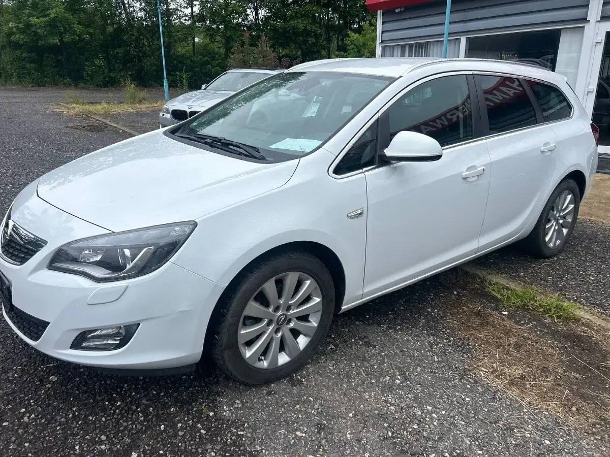 Gebraucht Opel Astra Edition 131 PS (96 kW) 2012 Weiß Kombi