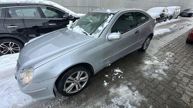 Grau Gebraucht 2001 Mercedes C200 Coupé | 790 € (Superpreis) - Bild 1/4