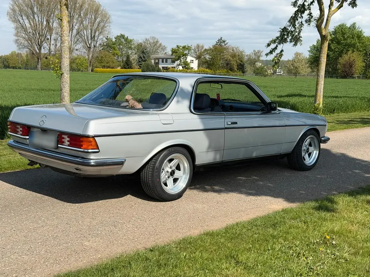 Gebraucht Mercedes 230 136 PS (100 kW) 1984 Silber Coupé