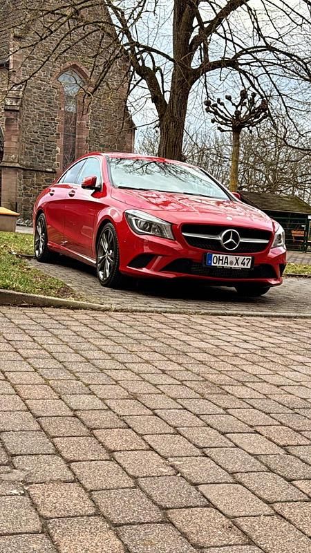 Rot Gebraucht 2015 Mercedes CLA200 Limousine | 11.000 € - Bild 1/4