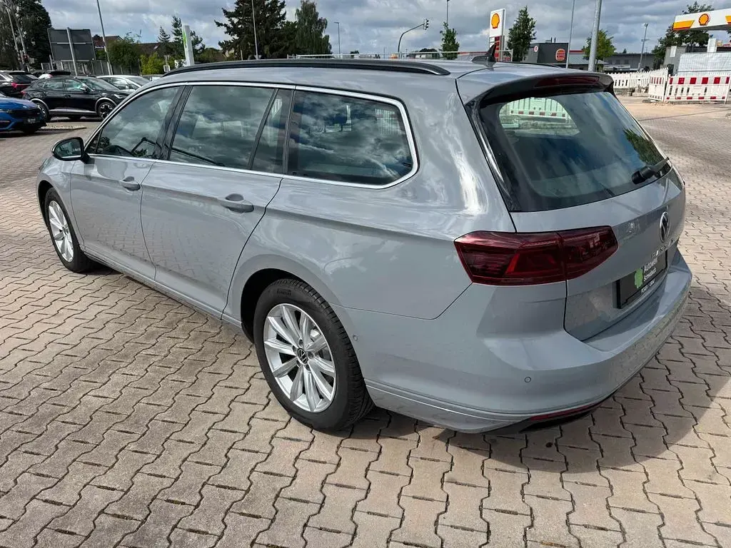 Gebraucht VW Passat 150 PS (110 kW) 2023 Mondsteingrau Kombi