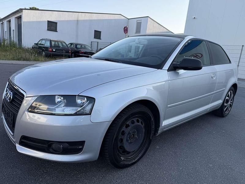 Eissilber metallic Gebraucht 2010 Audi A3 Attraction Limousine | 3.150 € (Superpreis) - Bild 1/4