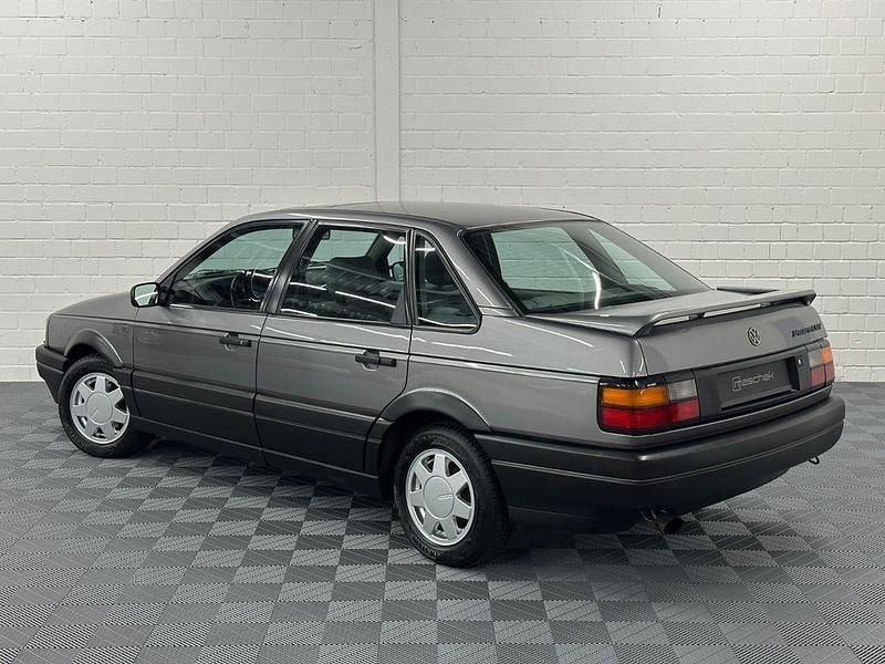 Używany VW Passat GT 90 KM (66 kW) 1991 Szary Sedan/Limuzyna