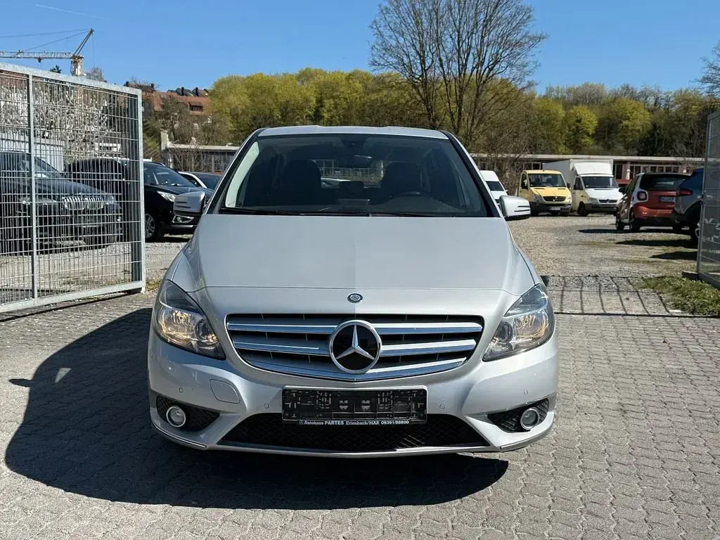 Gebraucht Mercedes B180 109 PS (80 kW) 2013 Silber Kleinwagen