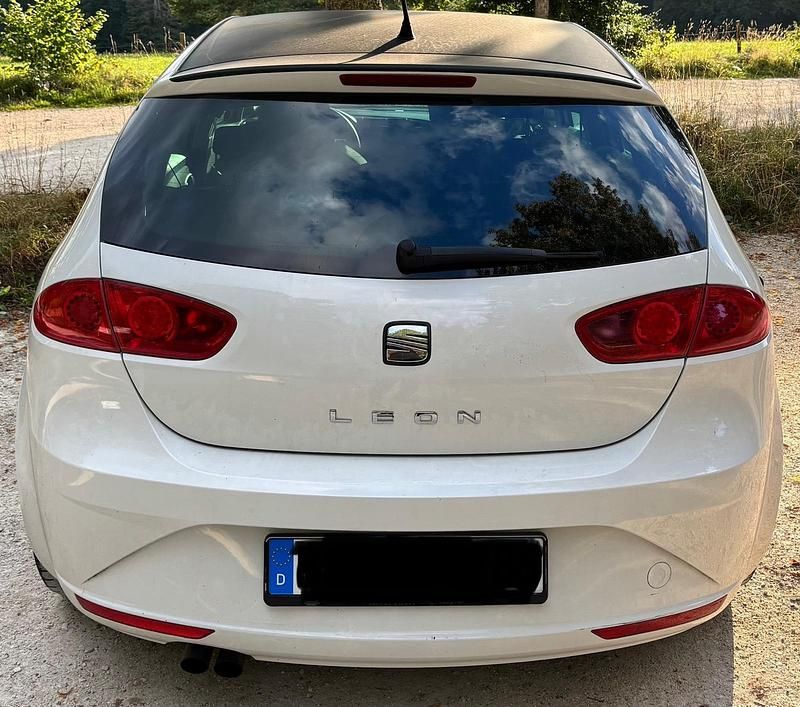 Weiß Gebraucht 2010 Seat Leon Style Kleinwagen | 3.799 € (Fairer Preis) - Bild 1/4