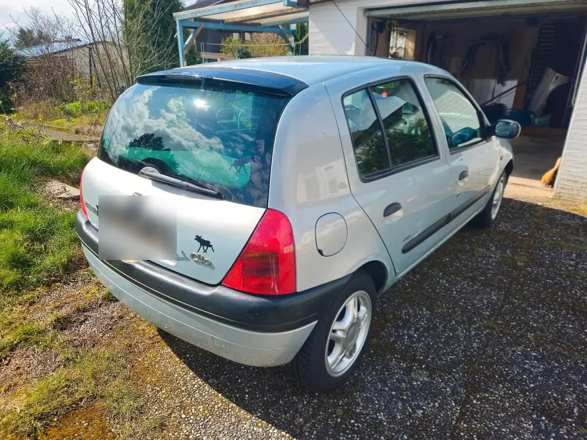 Gebraucht Renault Clio II 75 PS (55 kW) 2001 Silber Kleinwagen
