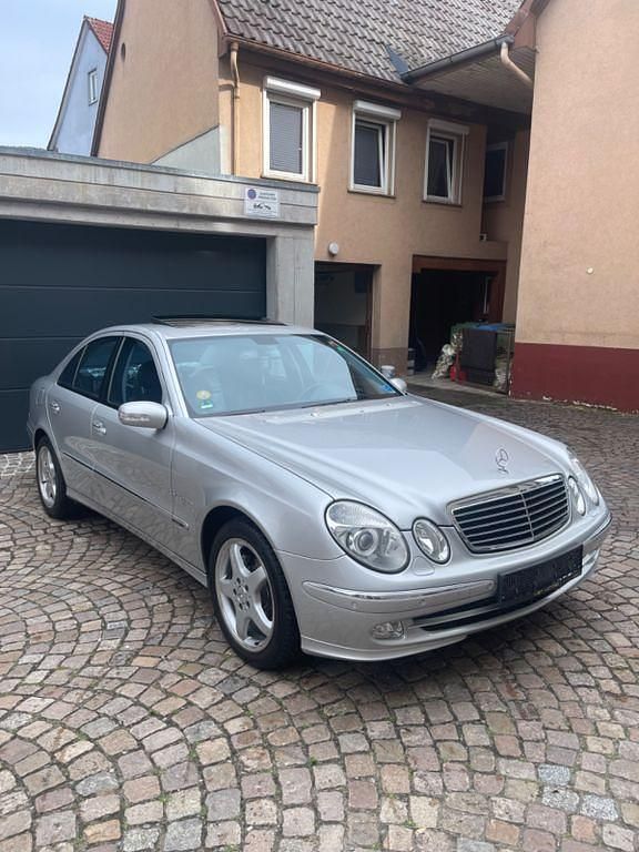 Silber Gebraucht 2005 Mercedes E240 Avantgarde Limousine | 7.300 € (Fairer Preis) - Bild 1/4