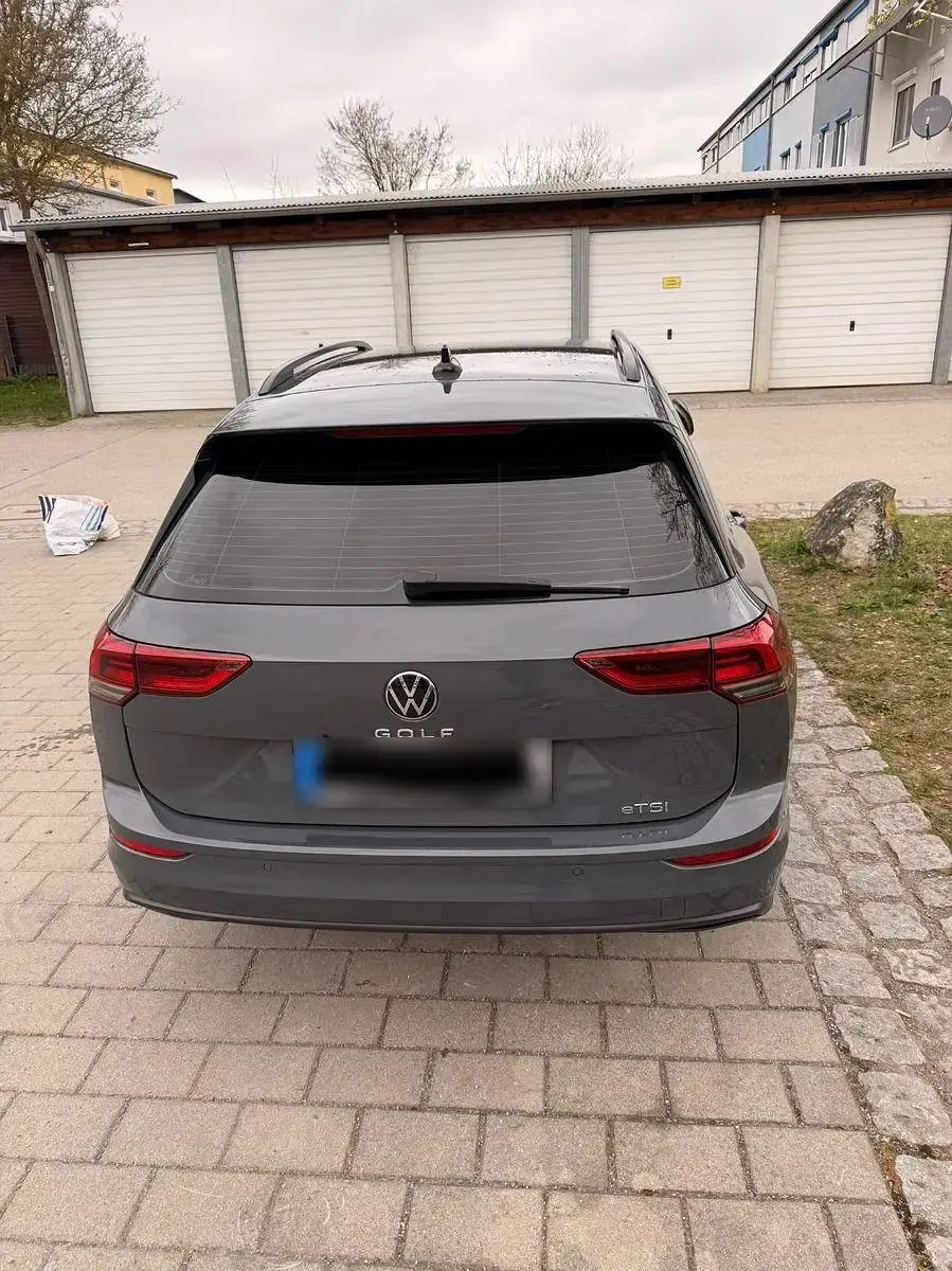 Gebraucht VW Golf VIII Life 131 PS (96 kW) 2021 Grau Kombi