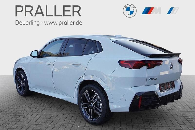 Neu BMW iX2 M Sport 150 kW (204 PS) 2026 Alpinweiss iii SUV