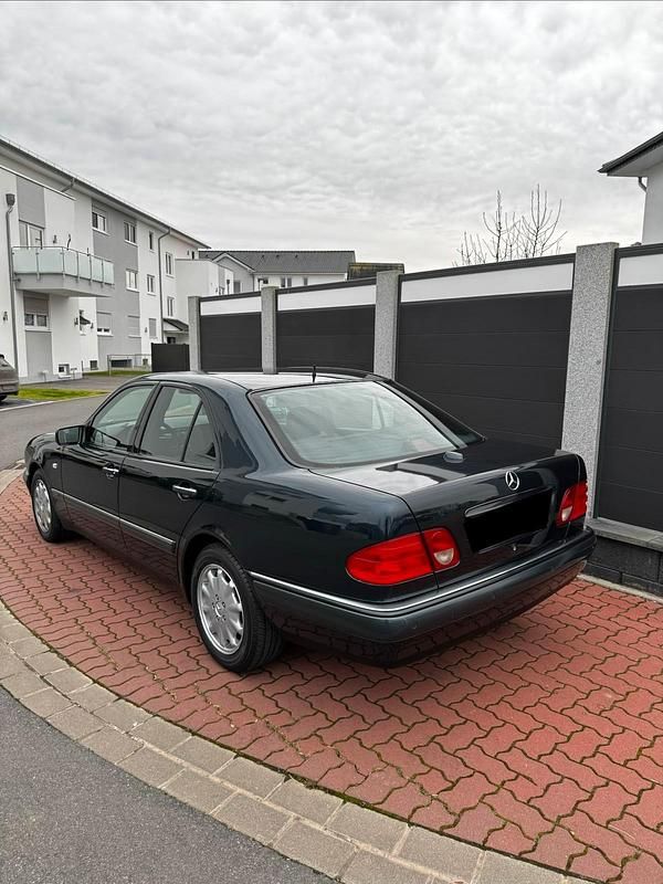 Gebraucht Mercedes E280 Elegance 204 PS (150 kW) 1997 Schwarz Limousine