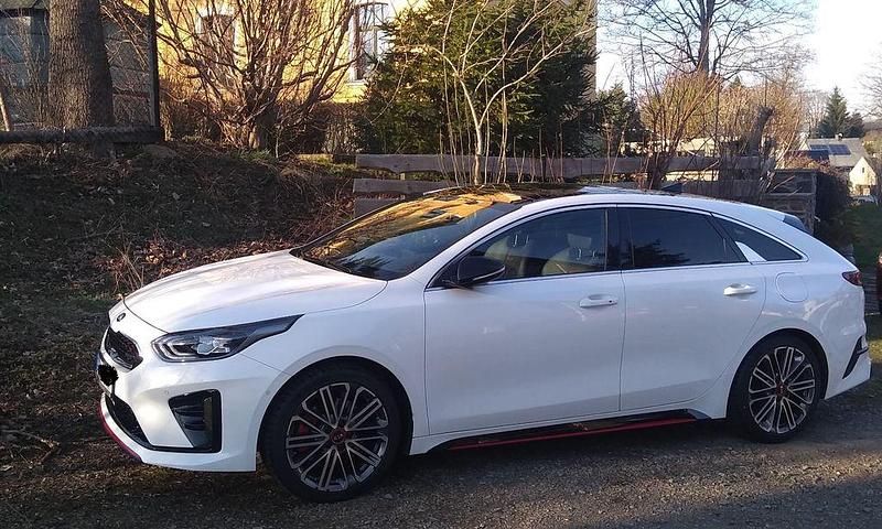 Weiß Gebraucht 2019 Kia ProCeed GT Kleinwagen | 20.900 € (Fairer Preis) - Bild 1/4