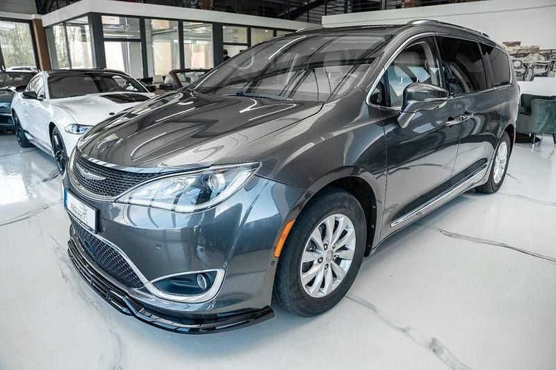 Gebraucht Chrysler Pacifica Touring 291 PS (214 kW) 2018 Grau Kombi