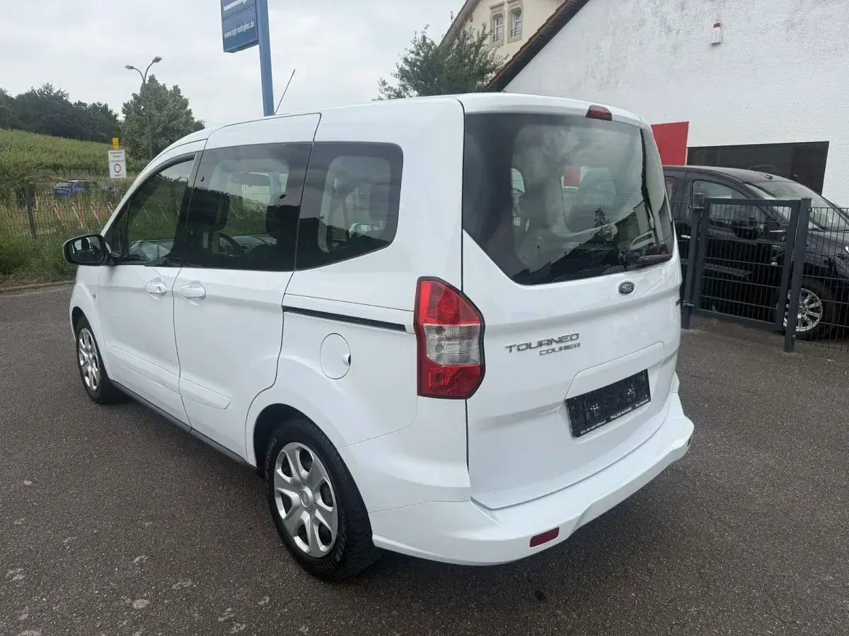 Gebraucht Ford Tourneo Courier Trend 101 PS (74 kW) 2017 Weiß Van / Kleinbus