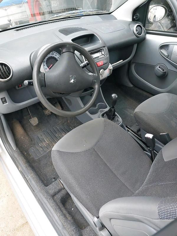 Gebraucht Peugeot 107 68 PS (50 kW) 2005 Silber Kleinwagen