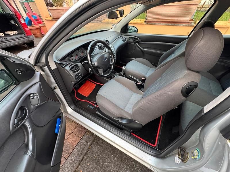 Gebraucht Ford Focus 100 PS (73 kW) 2002 Grau Kleinwagen