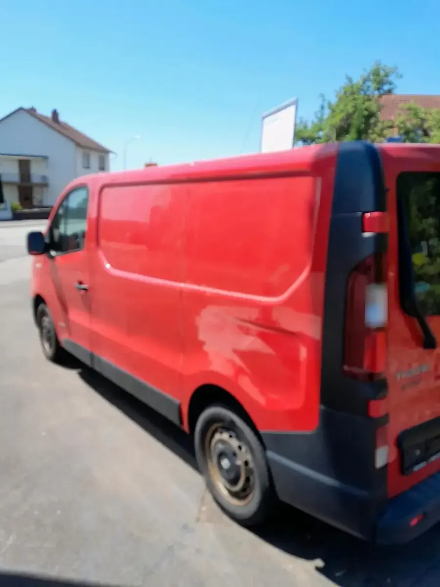 Gebraucht Renault Traffic 115 PS (84 kW) 2015 Rot Van / Kleinbus