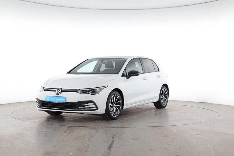 Gebraucht VW Golf VIII Active 150 PS (110 kW) 2022 Weiß Limousine