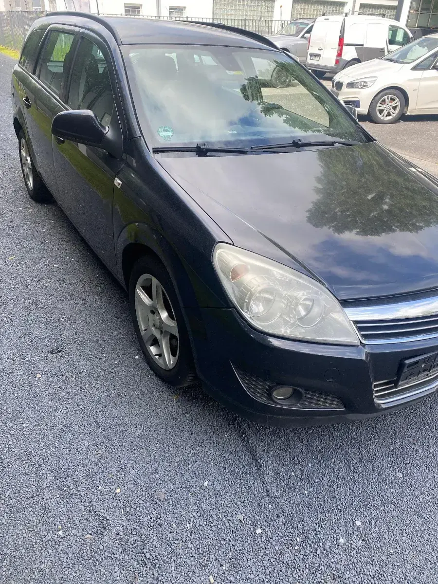 Gebraucht Opel Astra Edition 125 PS (91 kW) 2009 Schwarz Kombi