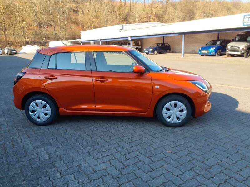 Gebraucht Suzuki Swift Club 83 PS (61 kW) 2025 Flame orange pearl metallic Kleinwagen