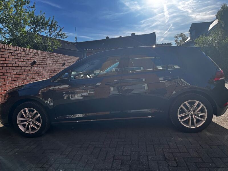 Grau Gebraucht 2020 VW Golf VII Trendline Limousine | 19.500 € (Etwas zu teuer) - Bild 1/4