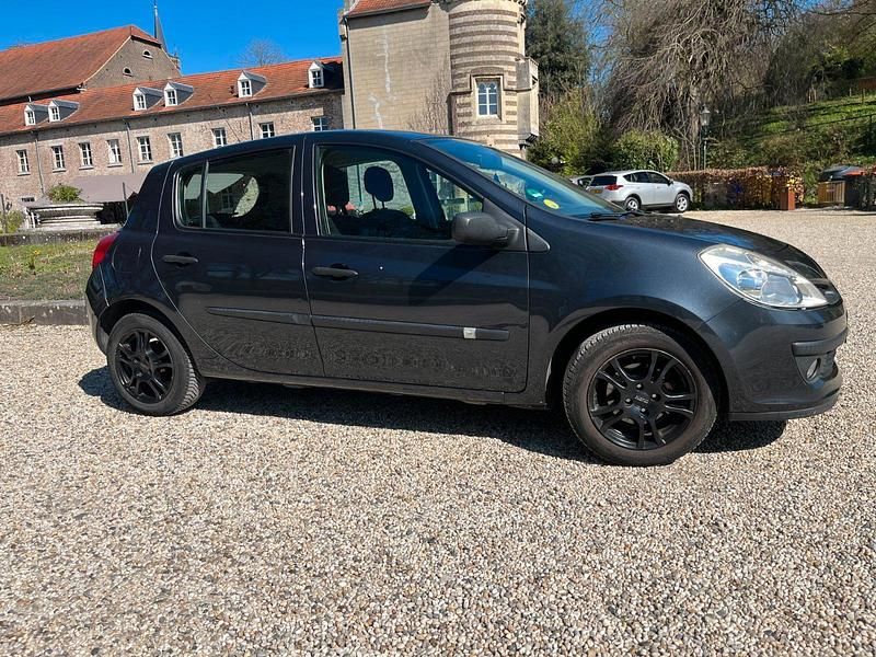 Second-hand Renault Clio II 2008 Negru Hatchback