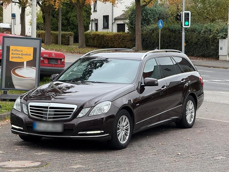 Schwarz Gebraucht 2011 Mercedes E350 Kombi | 6.299 € (Superpreis) - Bild 1/4