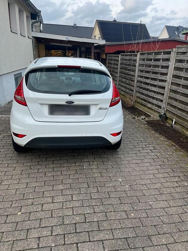 Gebraucht Ford Fiesta 60 PS (44 kW) 2012 Weiß Kleinwagen