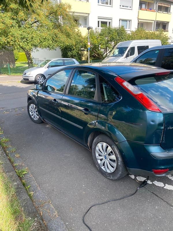 Grün Gebraucht 2007 Ford Focus Limousine | 700 € (Guter Preis) - Bild 1/4