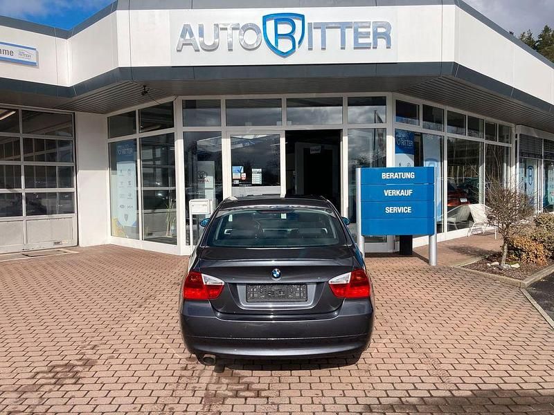 Gebraucht BMW 320 150 PS (110 kW) 2005 Sparkling graphite metallic (metallic) Limousine