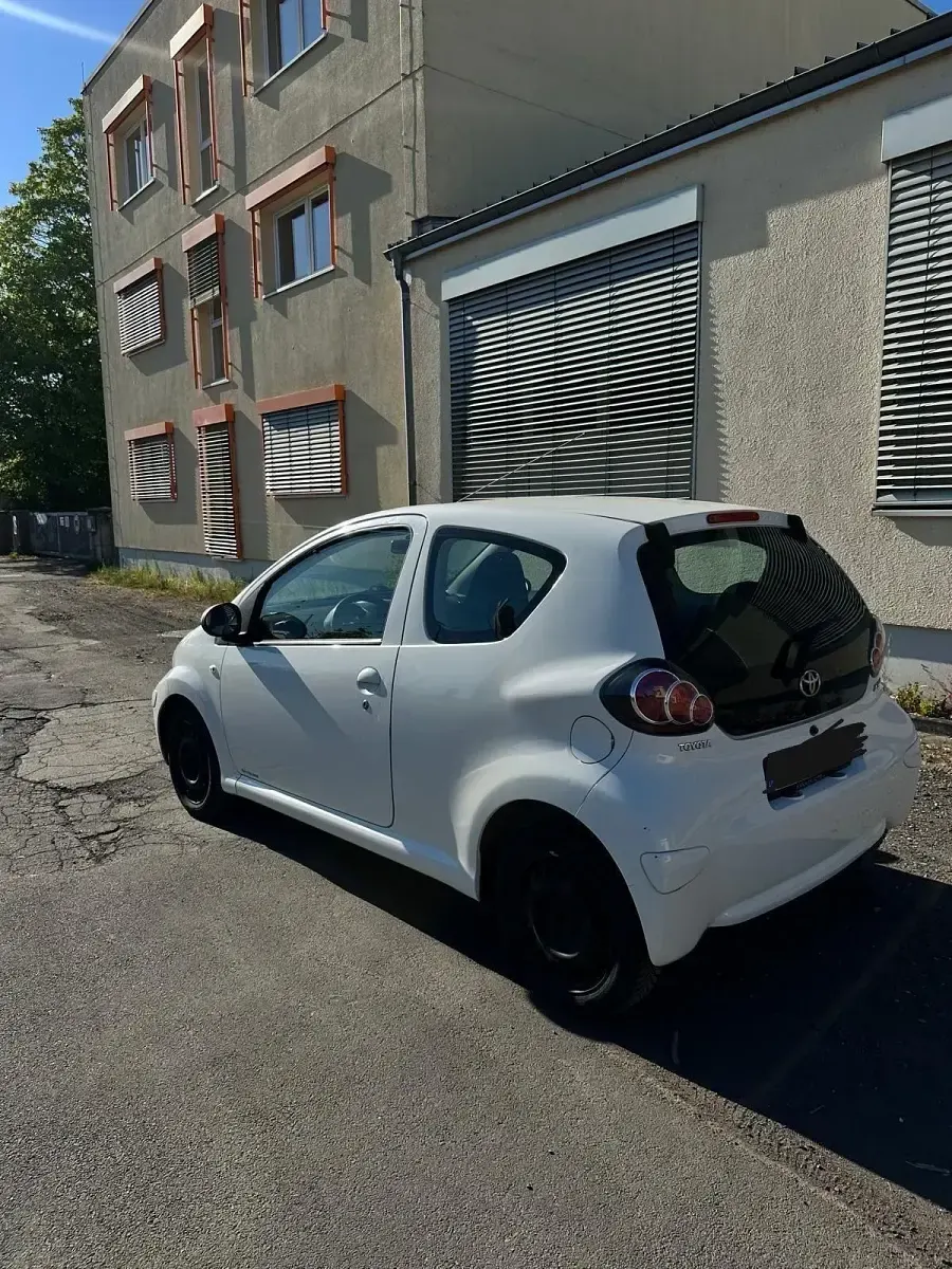 Gebraucht Toyota Aygo 68 PS (50 kW) 2010 Weiß Kleinwagen