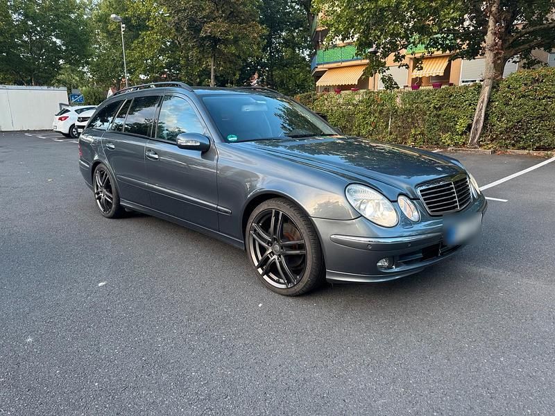 Grau Gebraucht 2005 Mercedes E220 Kombi | 4.200 € (Fairer Preis) - Bild 1/4