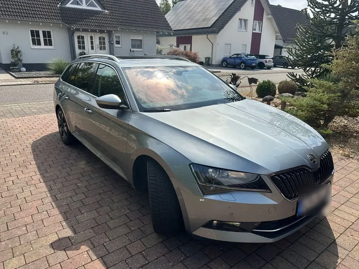 Gebraucht Skoda Superb LAURIN & KLEMENT 190 PS (139 kW) 2017 Silber Kombi