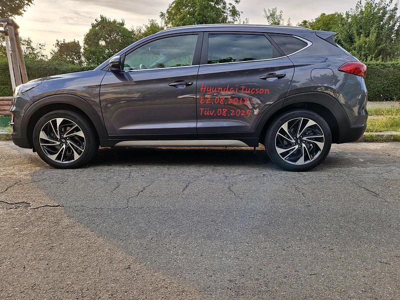 Grau Gebraucht 2018 Hyundai Tucson Style SUV | 19.900 € - Bild 1/4