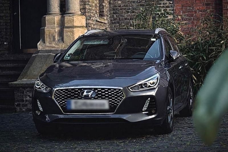 Grau Gebraucht 2017 Hyundai i30 Premium Limousine | 13.500 € (Fairer Preis) - Bild 1/4