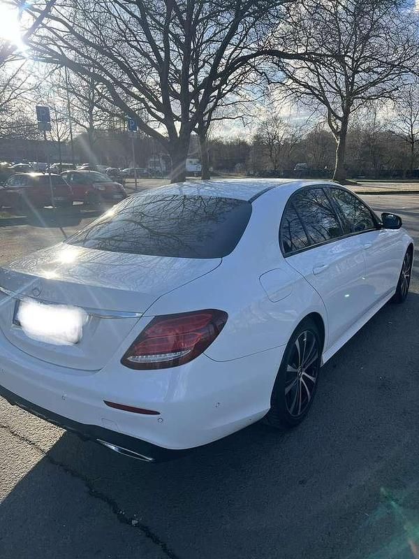 Gebraucht Mercedes E220 AMG line 194 PS (142 kW) 2018 Weiß Limousine