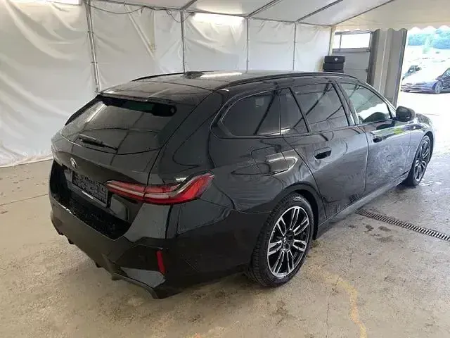Gebraucht BMW 540 M Sport 303 PS (222 kW) 2025 Black sapphire metallic Kombi
