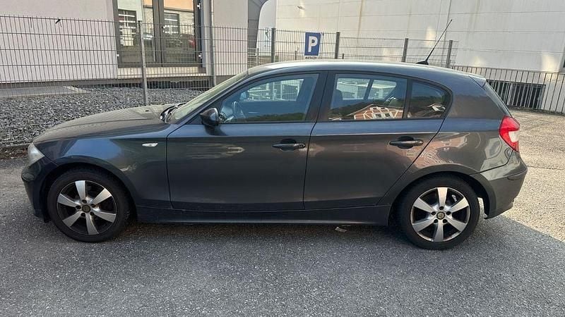 Gebraucht BMW 118 122 PS (89 kW) 2006 Grau Kleinwagen