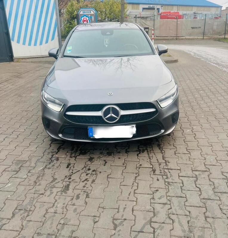 Grau Gebraucht 2020 Mercedes 180 Limousine | 21.500 € (Fairer Preis) - Bild 1/4