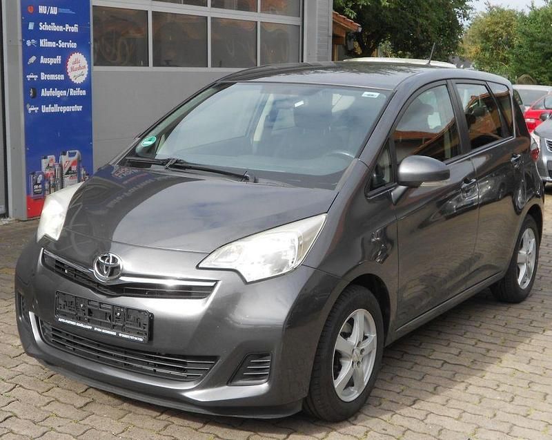 Grau Gebraucht 2012 Toyota Verso-S Life Van / Kleinbus | 4.650 € (Fairer Preis) - Bild 1/4