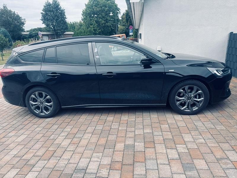 Violet Gebraucht 2023 Ford Focus ST-Line Kombi | 17.500 € (Fairer Preis) - Bild 1/4