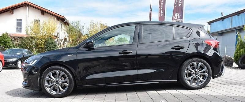 Schwarz Gebraucht 2023 Ford Focus ST-Line X Limousine | 24.900 € (Fairer Preis) - Bild 1/4