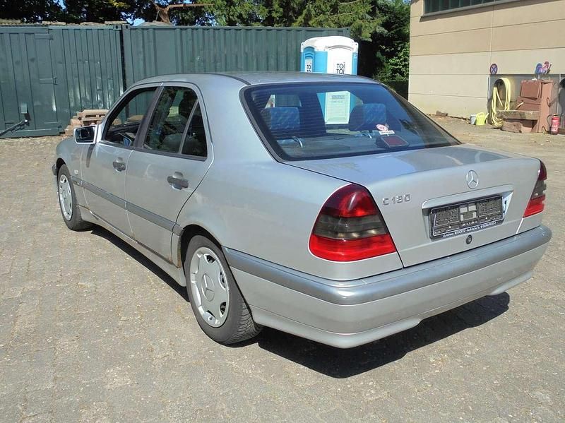 Gebraucht Mercedes C180 122 PS (89 kW) 1998 Silber Limousine
