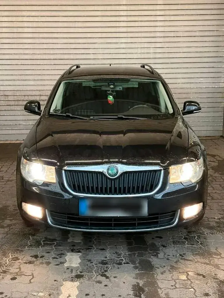 Gebraucht Skoda Superb 140 PS (102 kW) 2012 Schwarz Kombi