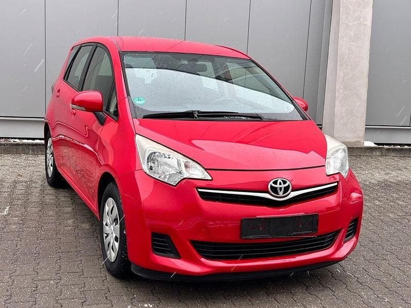 Gebraucht Toyota Verso-S Cool 99 PS (72 kW) 2013 Rot Van / Kleinbus